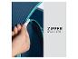 Ruka zapínající zip na modré látce, s nápisem „ZIPPER FOR EASY ENTRY“.