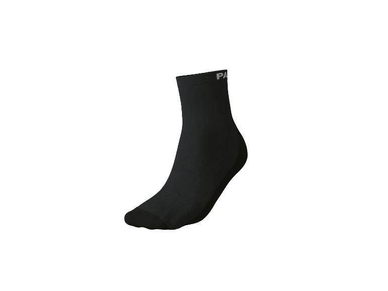 Černá sportovní ponožka s nápisem „PA“ na lemu