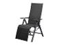 Černé lehátko s nastavitelným opěradlem a podnožkou.