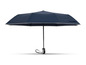 Tmavě modrý deštník s černou rukojetí.