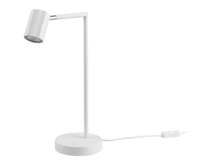Moderní bílá stolní lampa s jednoduchými liniemi.