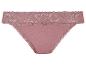 Růžové kalhotky s krajkovým lemem.