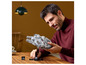 Muž drží LEGO Star Wars Millennium Falcon.