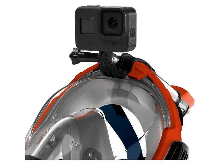 GoPro připevněná na oranžové potápěčské masce.