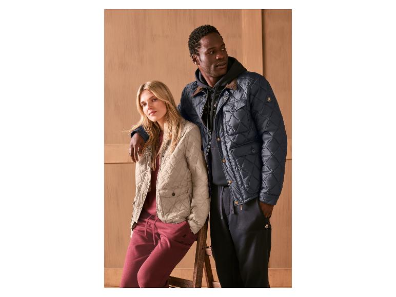 Muž a žena v prošívaných bundách a teplácích.