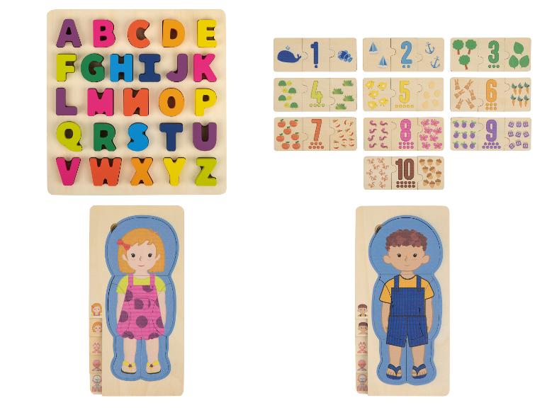 Dřevěné puzzle s písmeny abecedy, čísly a dětskými figurkami.