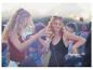 Hudební festival: mladé ženy tančí, styl boho.