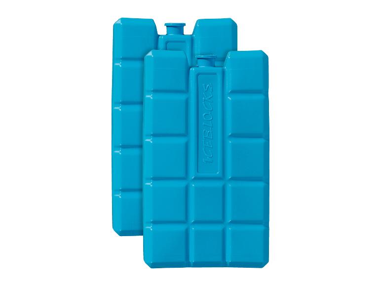 Dva modré chladicí bloky s nápisem „ICEBLOCKS“ a čtvercovými přihrádkami.