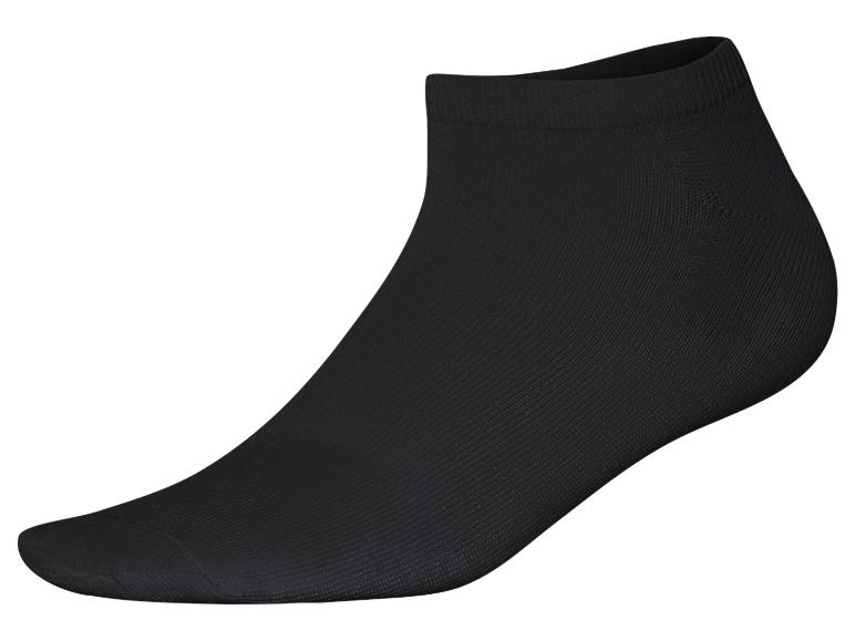 Krátké černé ponožky.