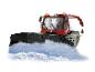 Červený sněžný skútr PistenBully 600 s radlicí a jeřábem na bílém pozadí.