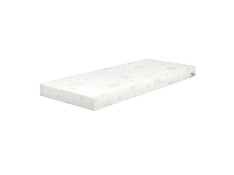Bílá matrace do postýlky s hvězdným vzorem a textem „SAFE ASLEEP”