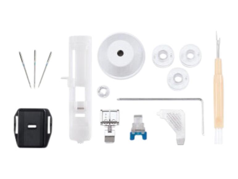 Příslušenství k šicímu stroji: jehly, cívky, patky, páráček a další nástroje.