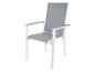 Zahradní židle s područkami, bílá konstrukce a šedé sedadlo.
