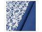 Tmavě modré a bílé látky s květinovým vzorem.