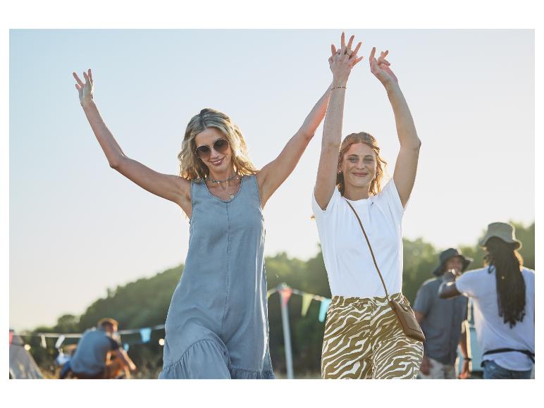 Šaty a zebra kalhoty: letní festivalové outfity.