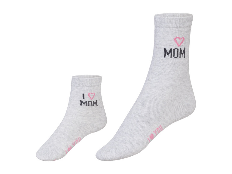 Dva páry šedých ponožek s nápisem 'I love Mom'