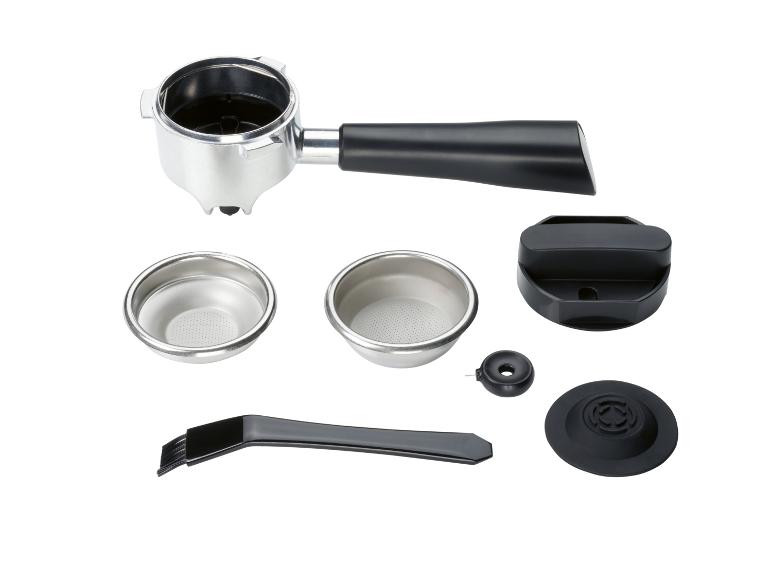 Příslušenství k espresso kávovaru, včetně portafiltru, filtračních košů, čisticího kartáčku a dalších nástrojů.