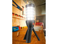 Černá pracovní lampa s trojnožkovým stojanem v dílně.