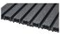Detail tmavě šedých kompozitních terasových prken s drážkovaným povrchem a dutým profilem.