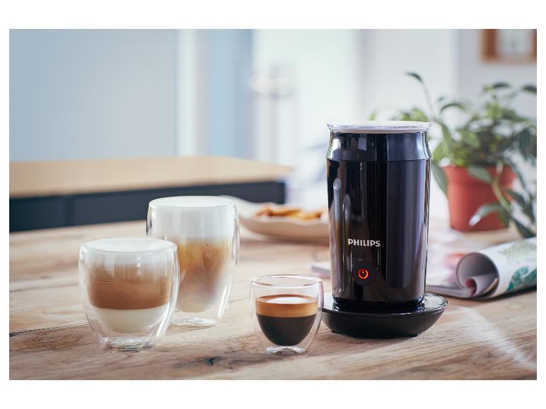 Philips pěnový mléčný stroj a tři šálky kávy, včetně cappuccina, latte a espressa.
