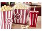 Dvě červené nádoby na popcorn s bílými pruhy a červený pohár na pití se slámkou.