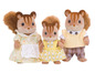 Tři veverky Calico Critters v roztomilém oblečení.