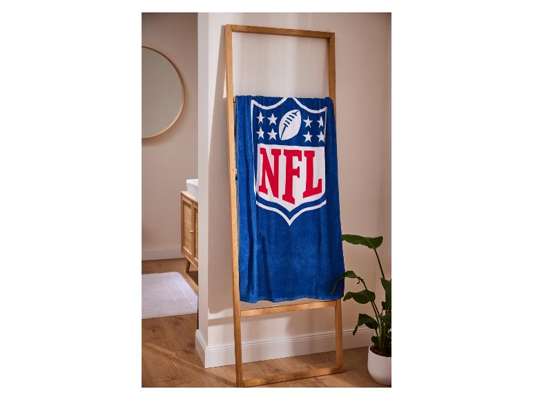 Modrý ručník s logem NFL na dřevěném stojanu.