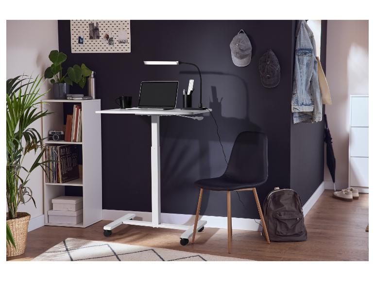 Výškovo nastavitelný stůl LIVARNO home v moderní pracovně.