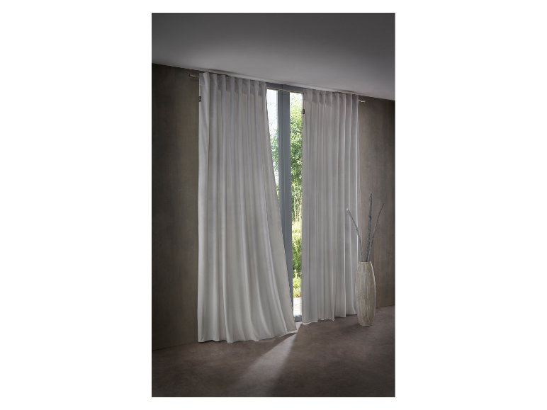 Elegantní bílé závěsy v moderním pokoji.