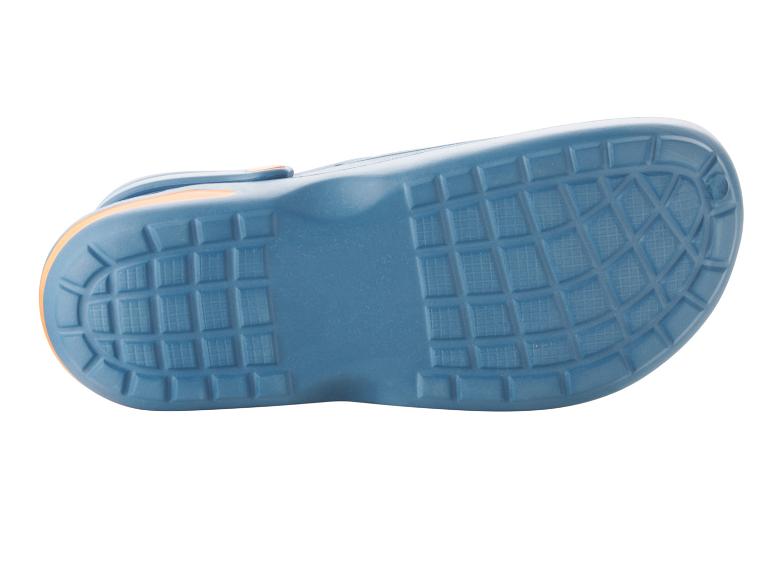 Podešev modrého dřeváku s oranžovými detaily.