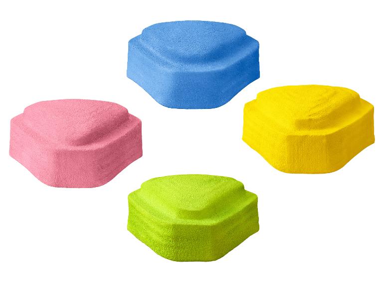 Čtyři barevné stavební bloky v modré, růžové, žluté a zelené barvě.