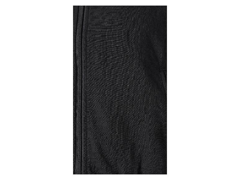 Detailní pohled na černý zip na oděvu.