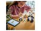 Dívka staví LEGO pandy s digitálními instrukcemi na tabletu.