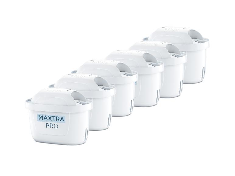 Šest bílých vodních filtrů BRITA MAXTRA PRO, uspořádaných diagonálně.