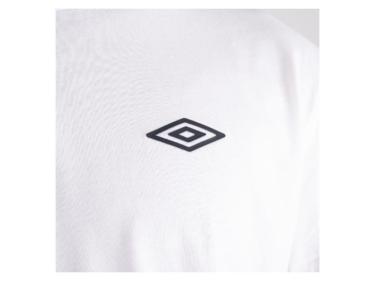 Bílé tričko s tmavě modrým logem Umbro.