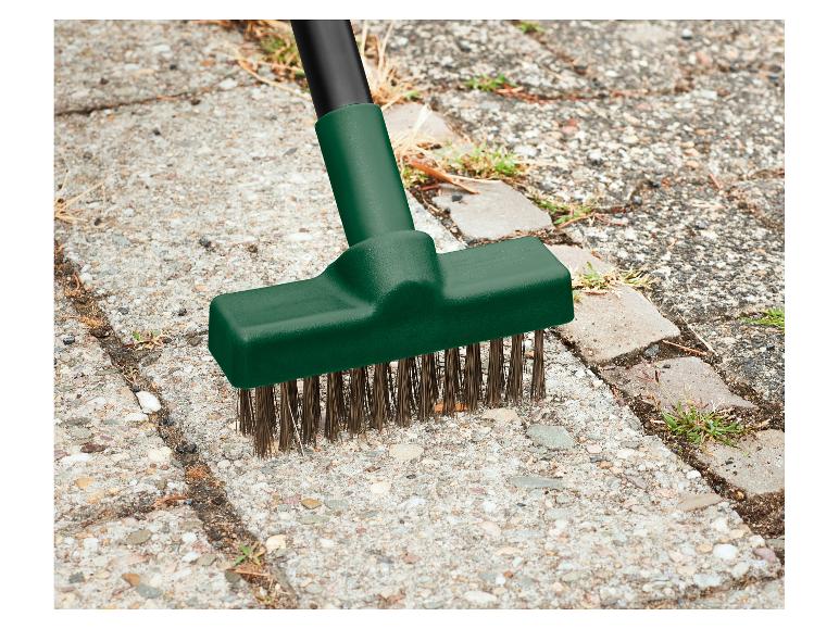 Kartáč na plevel s kovovými štětinami čistící plevel mezi dlažebními kameny