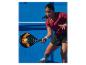 Žena hraje padel s raketou a míčkem na modrém kurtu.
