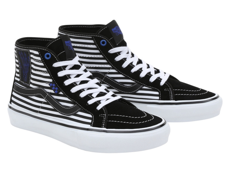 Černobílé pruhované Vans Sk8-Hi tenisky s modrými detaily.