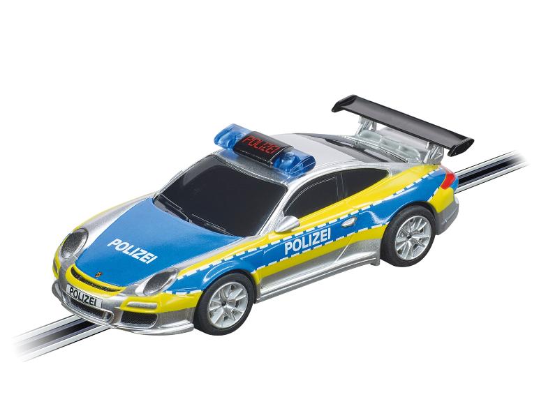 Stříbrné policejní auto Porsche na závodní dráze.