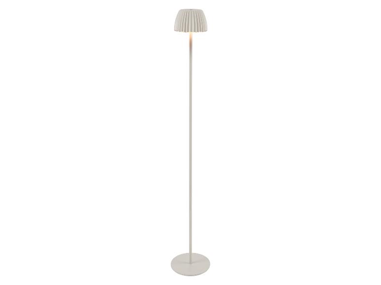 Bílá stojací lampa s plisovaným stínidlem a teplým světlem