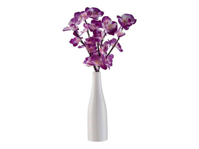 Umělé fialové orchideje v bílé váze