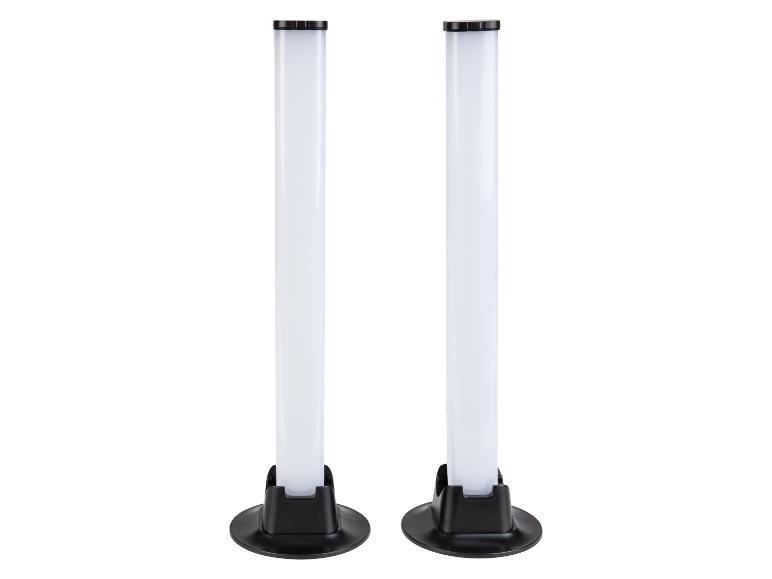 Dvě bílé trubicové LED lampy s černými podstavci a horními částmi.