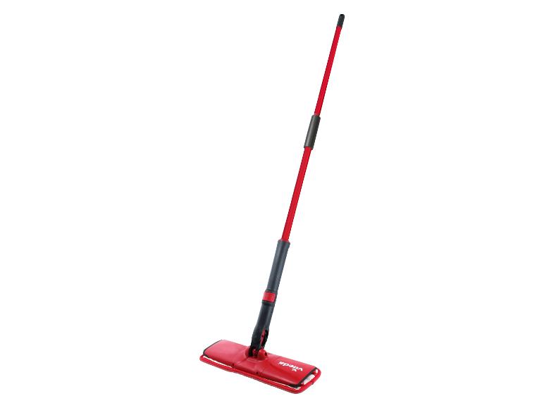 Červený Vileda mop s teleskopickou rukojetí.