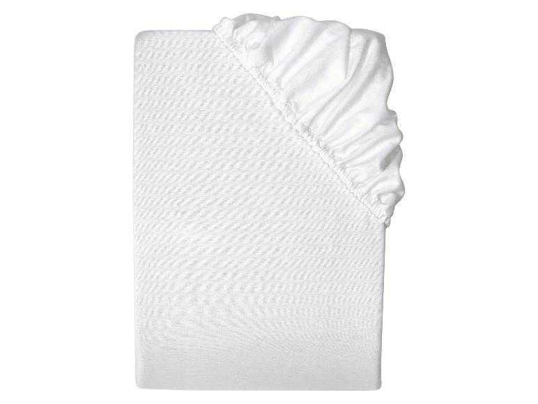 Bílé prostěradlo složené na bílém pozadí