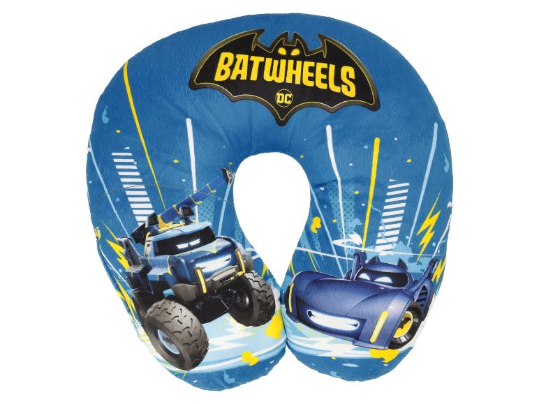Modrý cestovní polštář s motivy aut a nápisem 'BATWHEELS'.