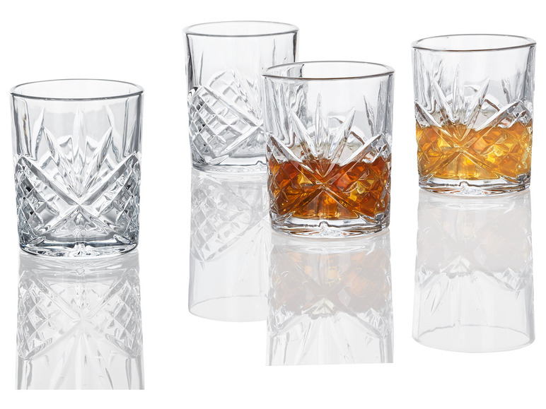 Tři sklenice s gravírovaným vzorem, dva s whisky.