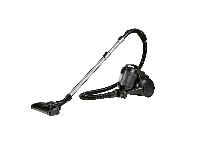 Černý válcový vysavač s hadicí a hubicí, na bílém pozadí.