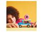 Dítě si hraje se sadou LEGO Friends donutového food trucku.