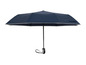 Tmavě modrý deštník s černou rukojetí.