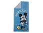Modrá osuška s Mickey Mouse.